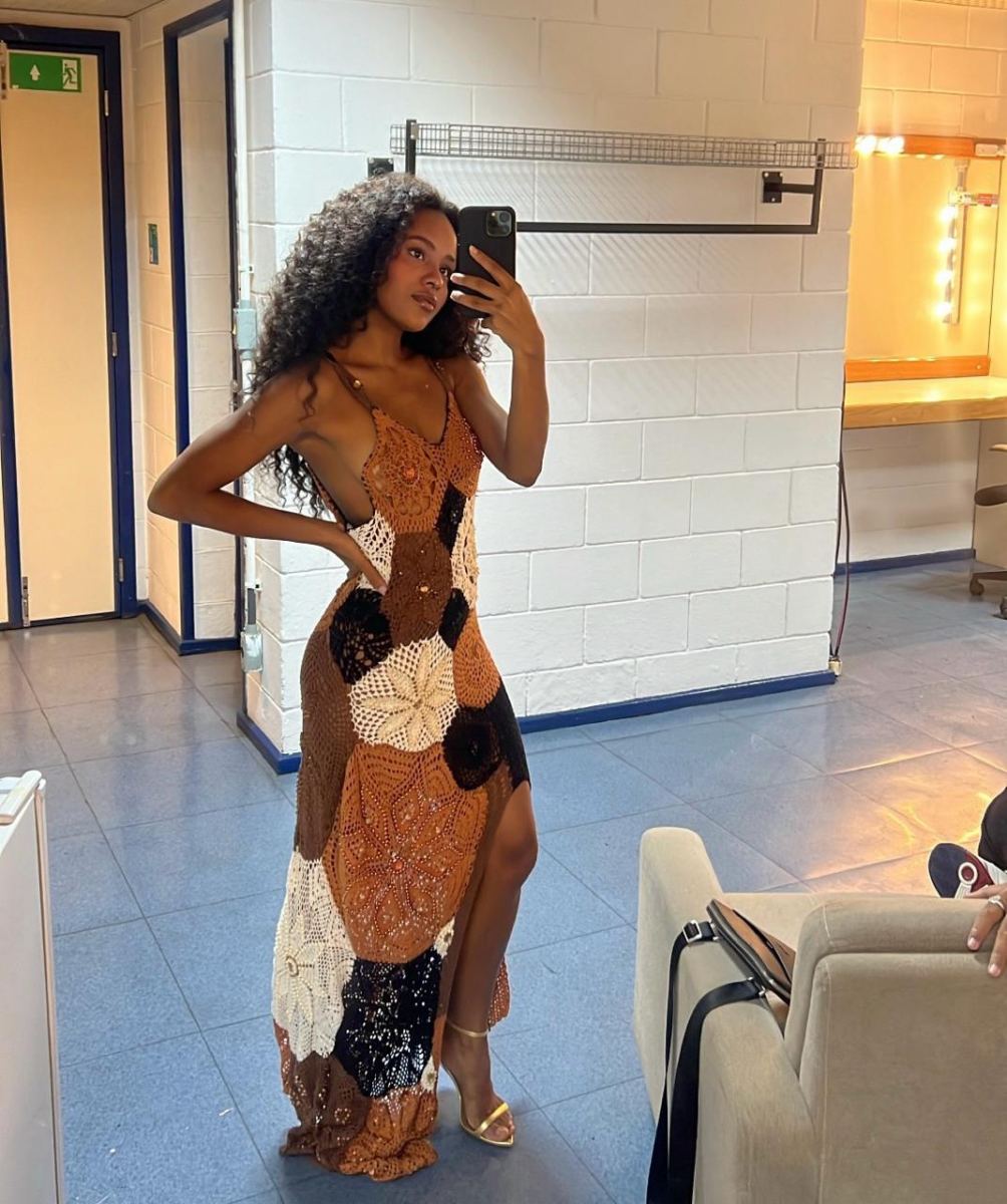 Destaque na novela Renascer, atriz Duda Santos exalta marca autoral cearense usando vestido feito à mão da TR Brand no Domingão
