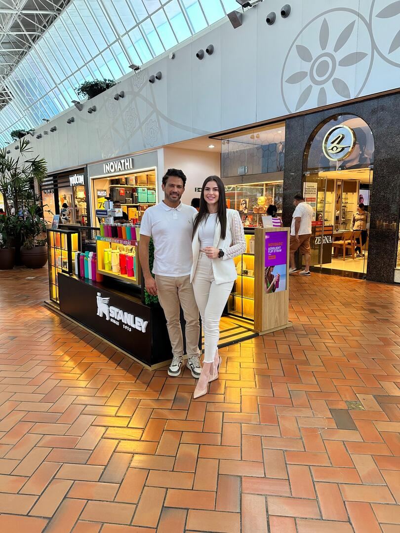 Silvio Montezuma e Raiane Pretes inauguram primeira loja Stanley no shopping Iguatemi Bosque
