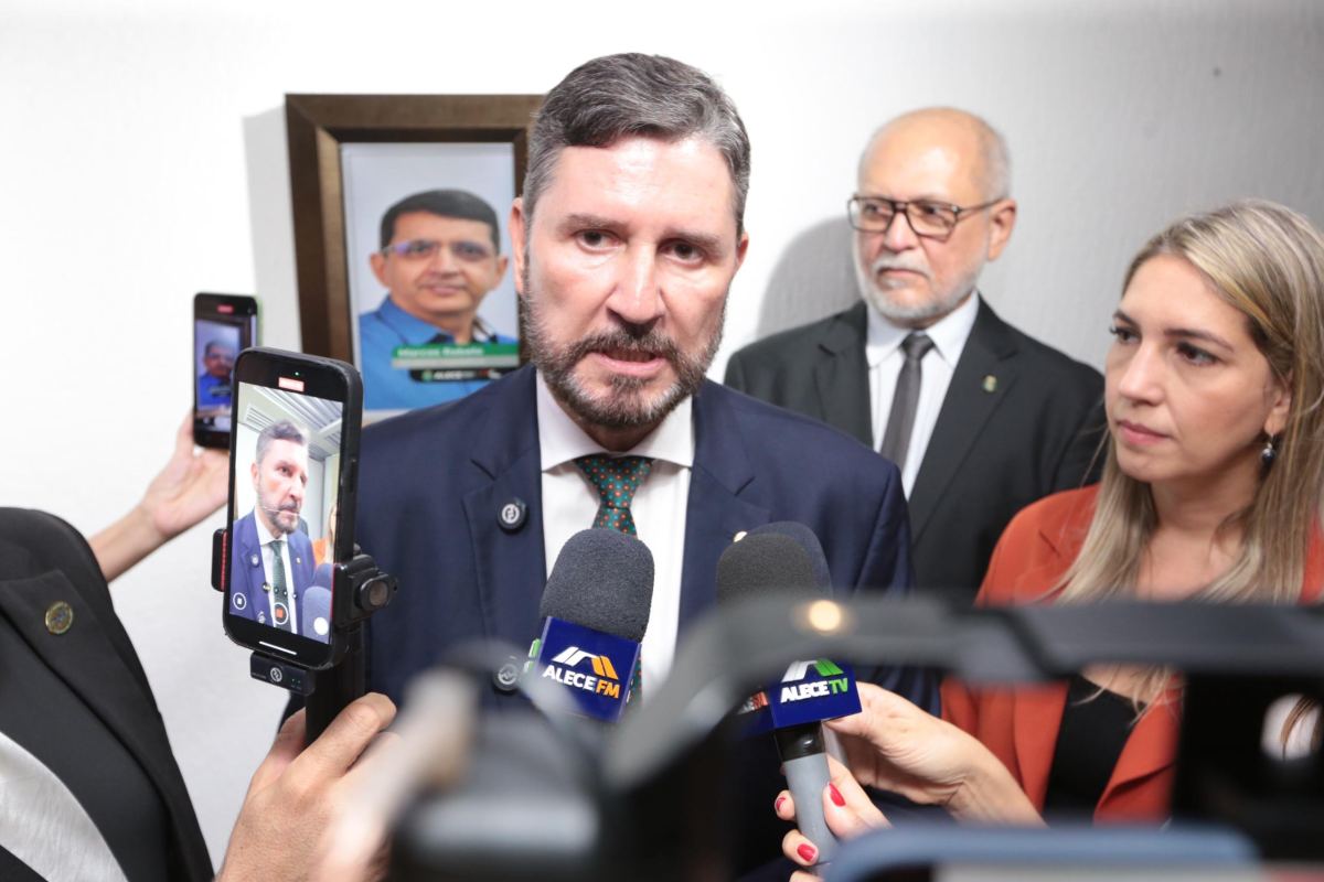 Presidente Romeu Aldigueri inaugura exposição em comemoração aos 190 anos da Assembleia Legislativa