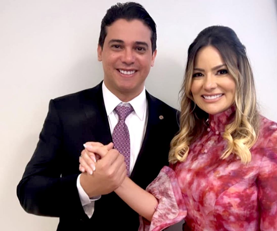 Prefeita e esposa de Júnior Mano tira licença sem previsão de retorno ao cargo