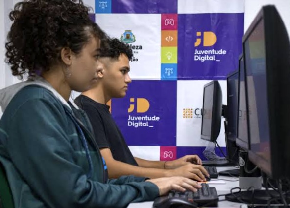 Prefeitura de Fortaleza oferecerá cursos de TI, Idiomas e IA de ensino em Educação para alunos