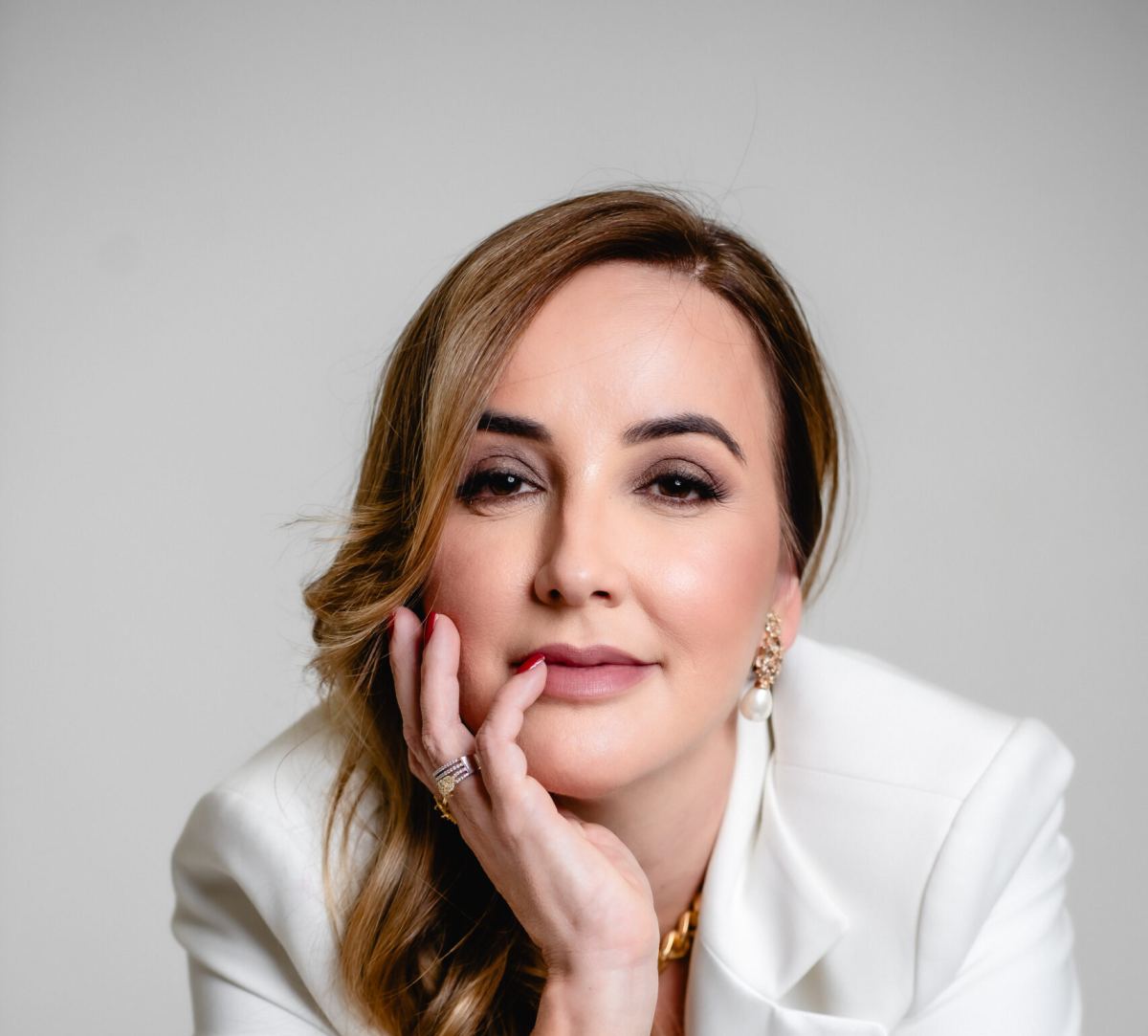 Dra Kaline Ferraz inaugura novo espaço na Casa Mossati e lança campanha “Skin Season”