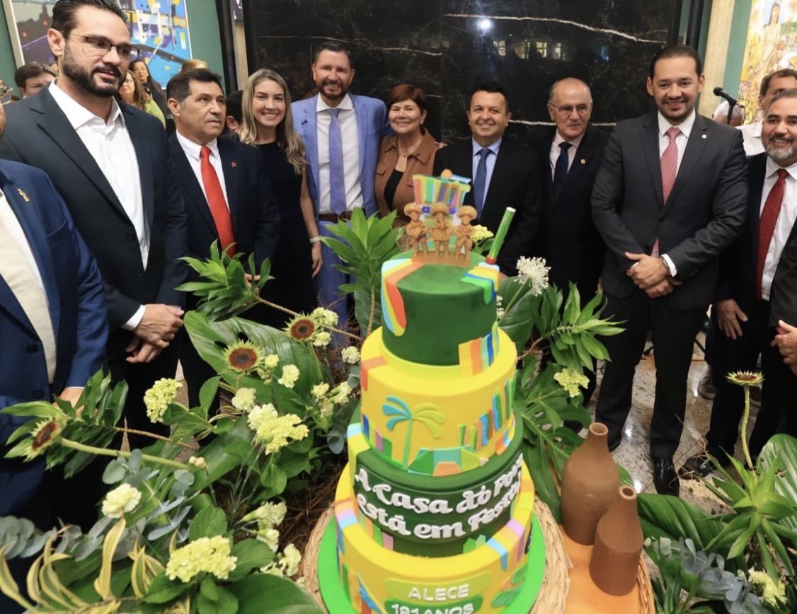 Alece comemora 191 anos cercada de parlamentares, servidores e parceiros