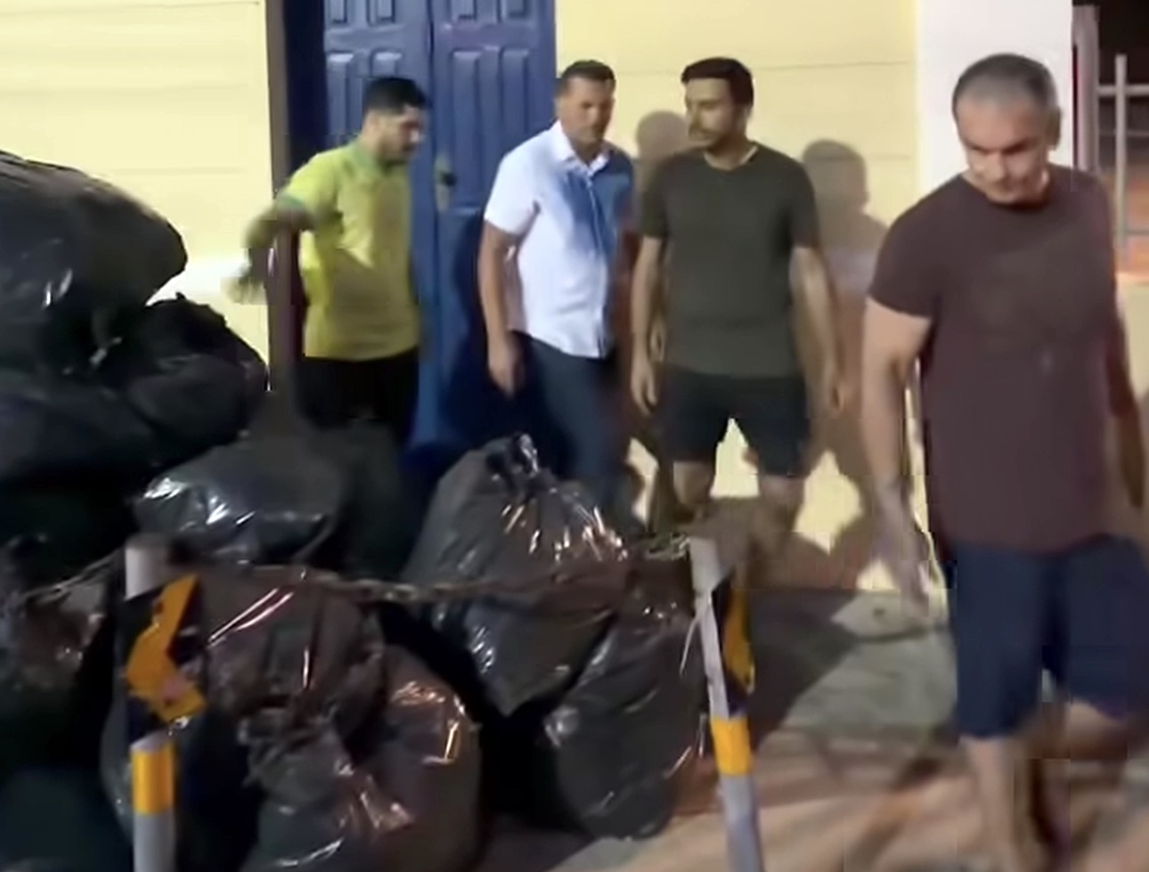 Dep. André Fernandes é criticado ao fazer vídeo jogando lixo em frente a Prefeitura de Fortaleza
