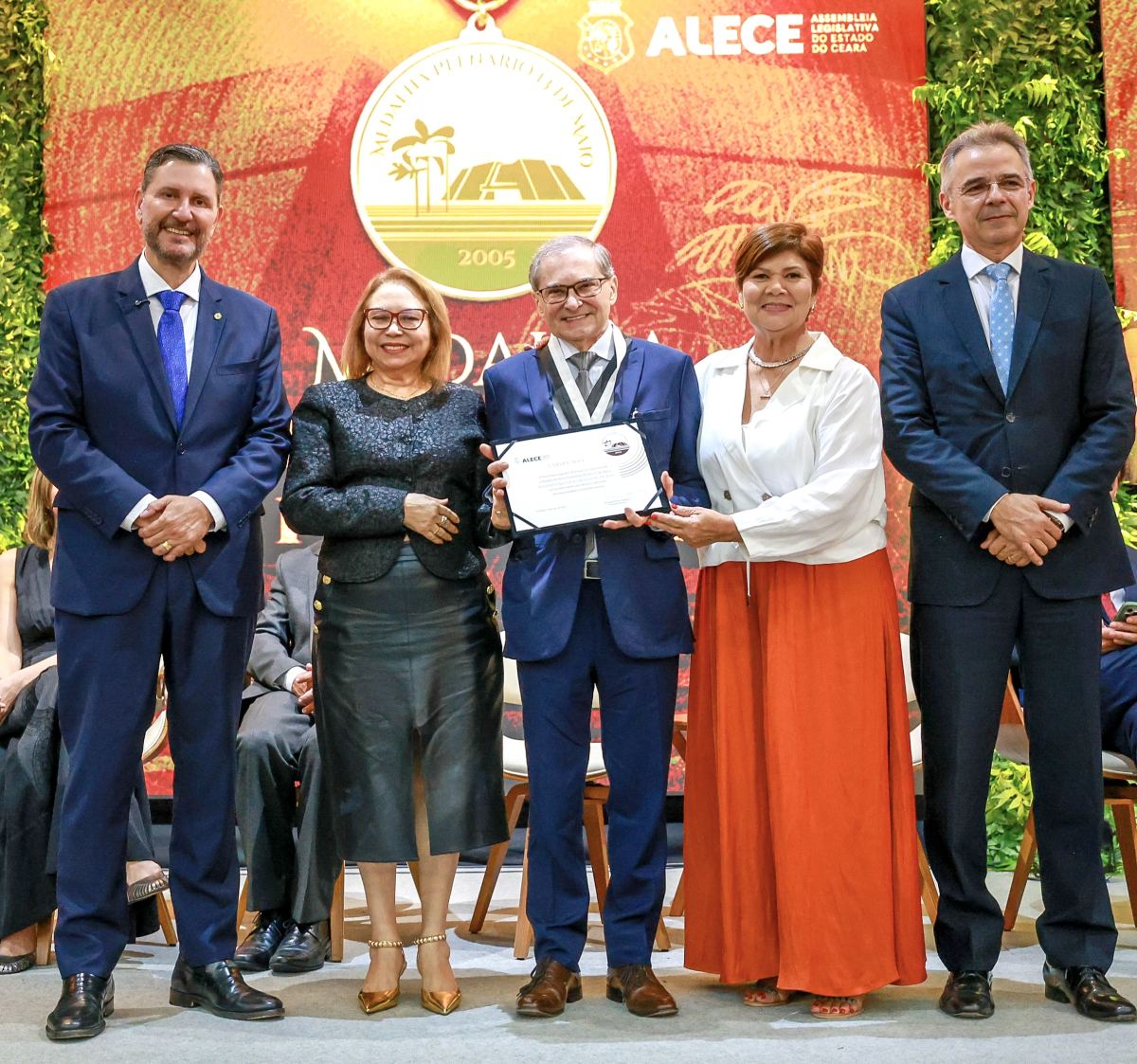 ALECE homenageia personalidades cearenses com a maior honraria do Parlamento