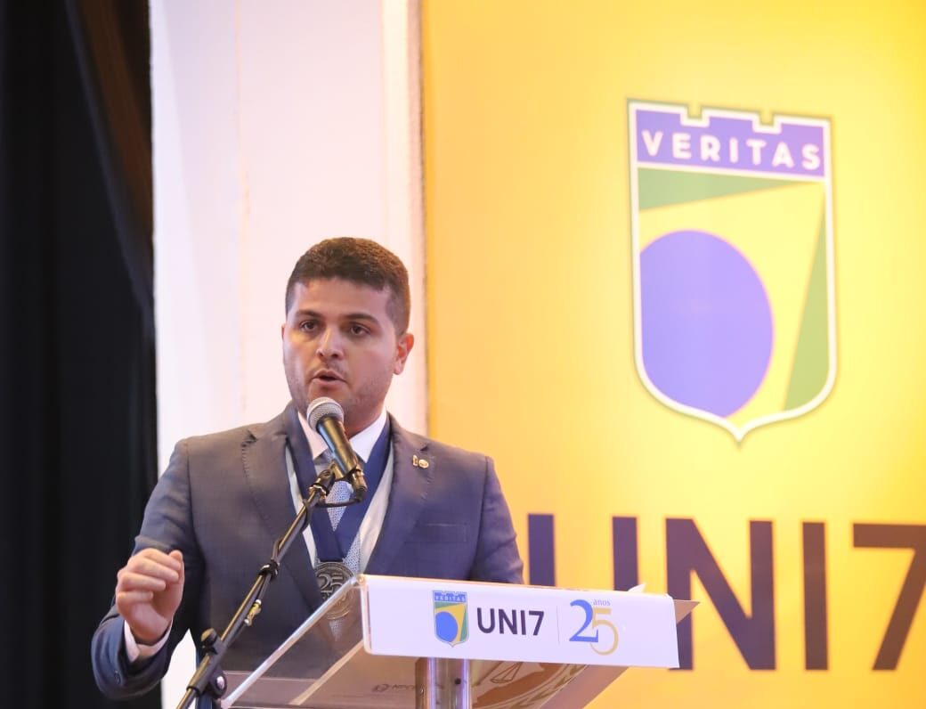 Procurador-geral de Justiça Herbet Santos é homenageado em solenidade de 25 anos da UNI7, na capital