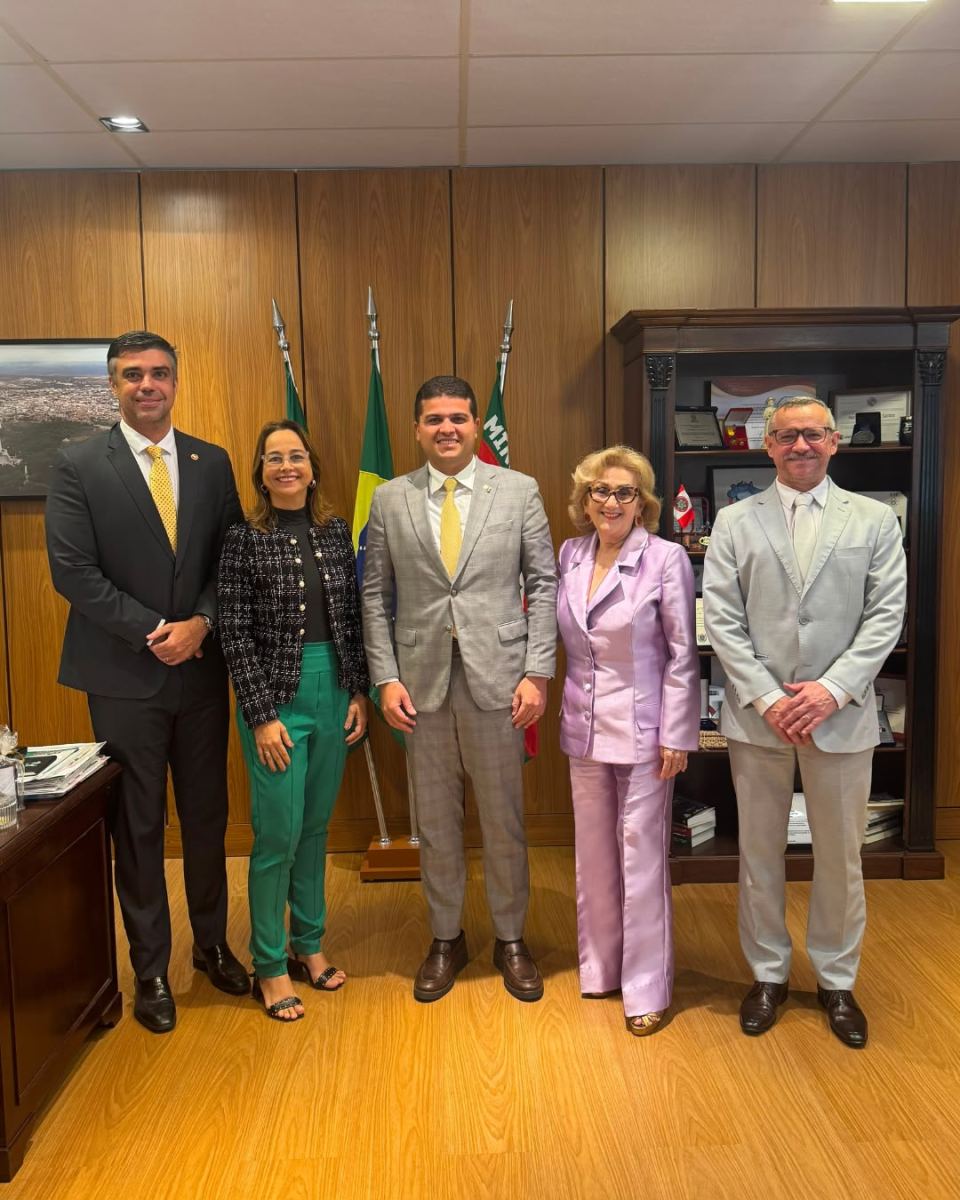MPCE recebe visita institucional da secretária Socorro França