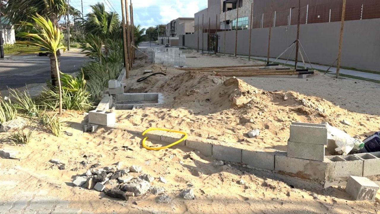 Moradores das Dunas denunciam construção irregular com interrupção de via pública por condomínio 